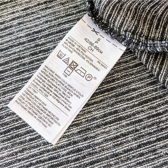 ⭐Gray Striped Banana Republic Short sleeve shirt Small ⭐ - Picture 9 of 9